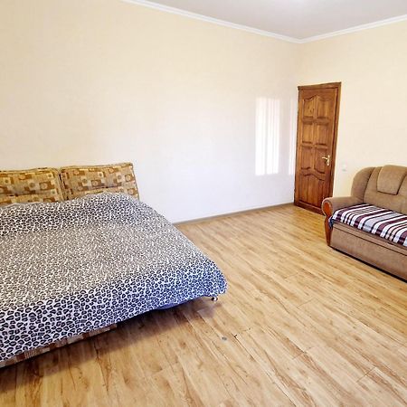 Apartment On Kravchuka, 11B Loetsk Buitenkant foto